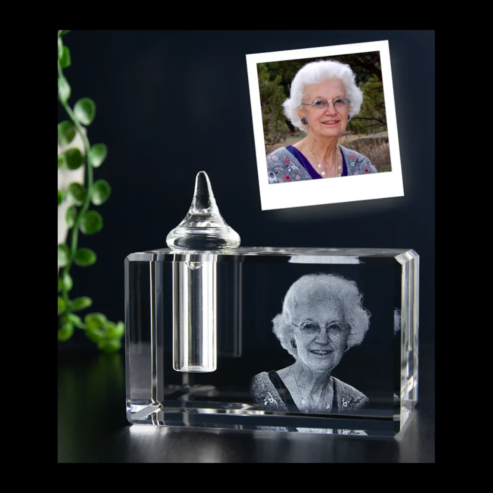 Urne en cristal avec portrait gravé