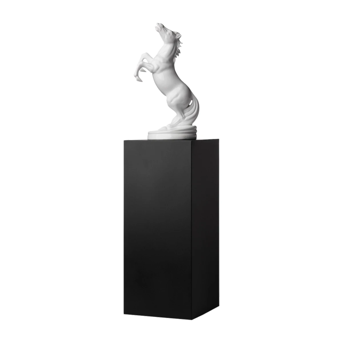 Grande urne noire surmontée d’une figure de cheval blanche